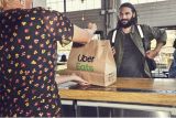 Uber Eats zavádí rozvážku zdarma a představuje program na podporu restaurací zasažených omezeními kvůli koronaviru